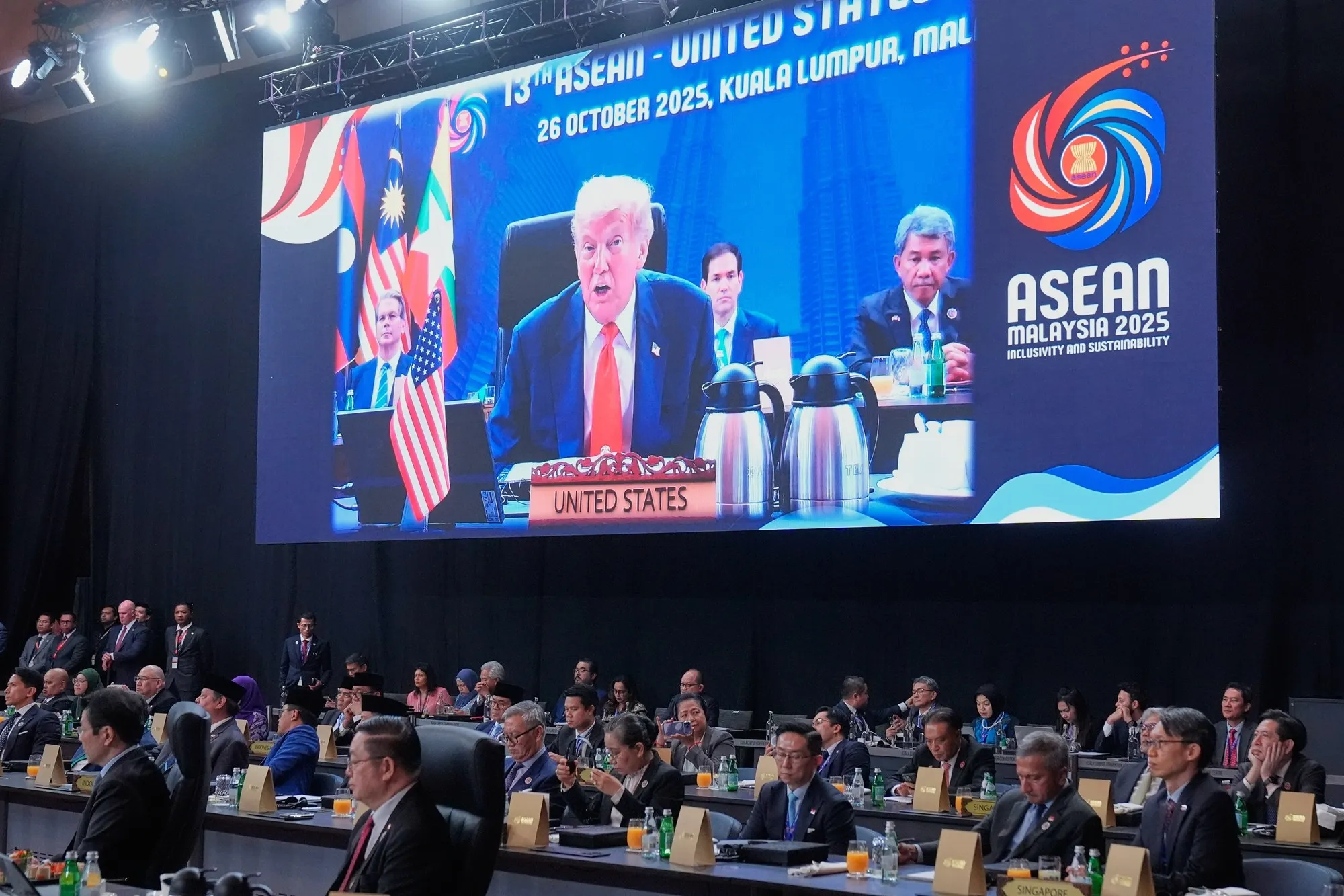 thumbnail - 지난 26일 도널드 트럼프 대통령이 말레이시아 쿠알라룸푸르에서 열린 아세안 정상회의에서 연설하고 있다. AP 연합뉴스