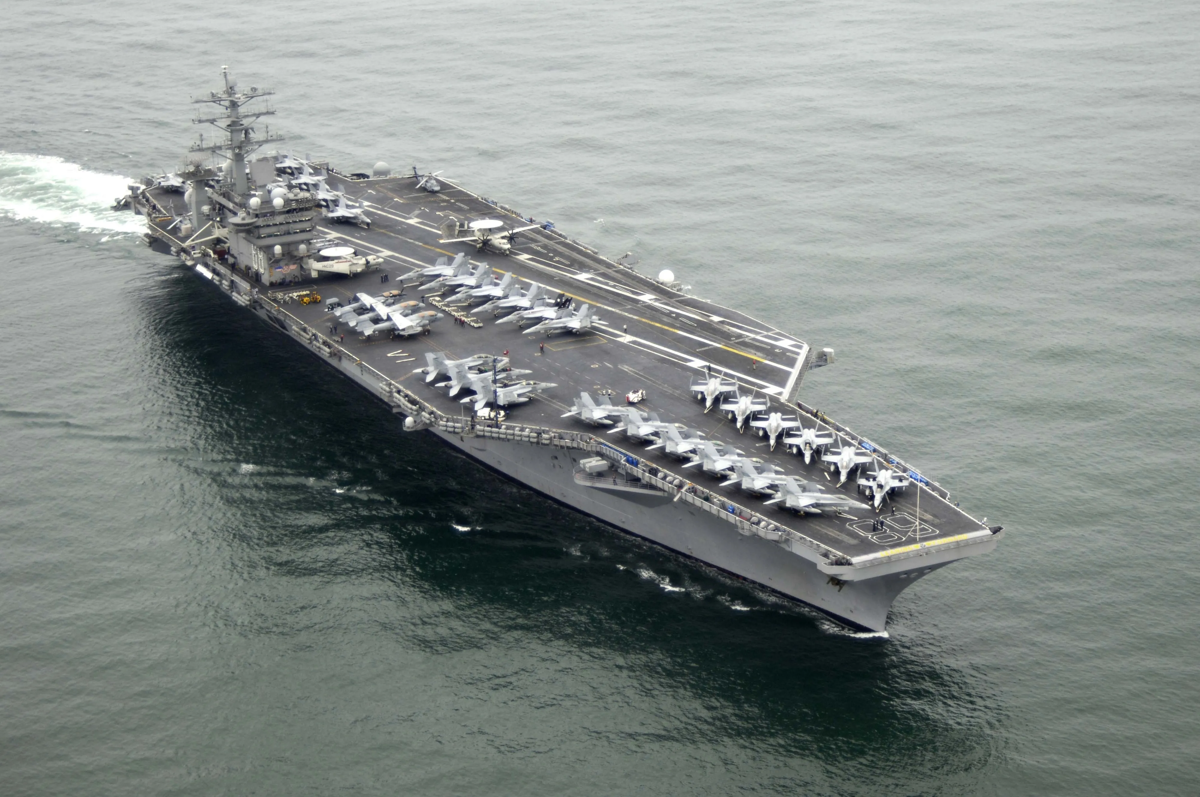 thumbnail - 미 해군 항공모함 USS 니미츠(CVN 68)가 함재항공단(CVW) 11과 함께 2009년 7월 29일 샌디에이고 해역으로 진입하고 있다. 니미츠함은 미 해군에서 가장 오래 운용 중인 항모로, 내년 퇴역을 앞두고 있다. 미 해군 제공 / 위키미디어 커먼즈