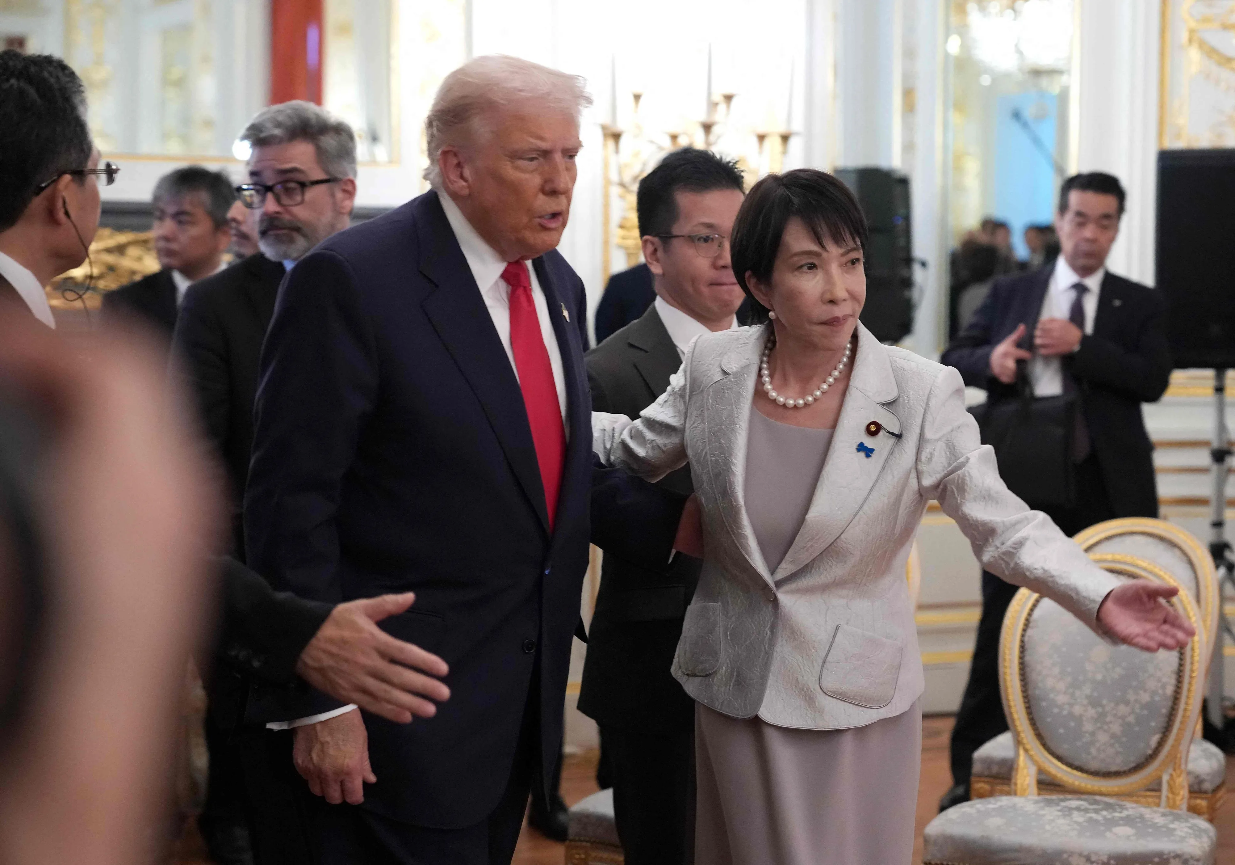 thumbnail - 도널드 트럼프 미국 대통령(왼쪽)과 다카이치 사나에 일본 총리가 28일(현지시간) 도쿄 모토아카사카 영빈관에서 일본인 납북 피해자 가족들을 만나기 위해 이동하고 있다. 다카이치 총리는 트럼프 대통령의 등을 가볍게 짚으며 회담장으로 안내하고 있다. AFP 연합뉴스