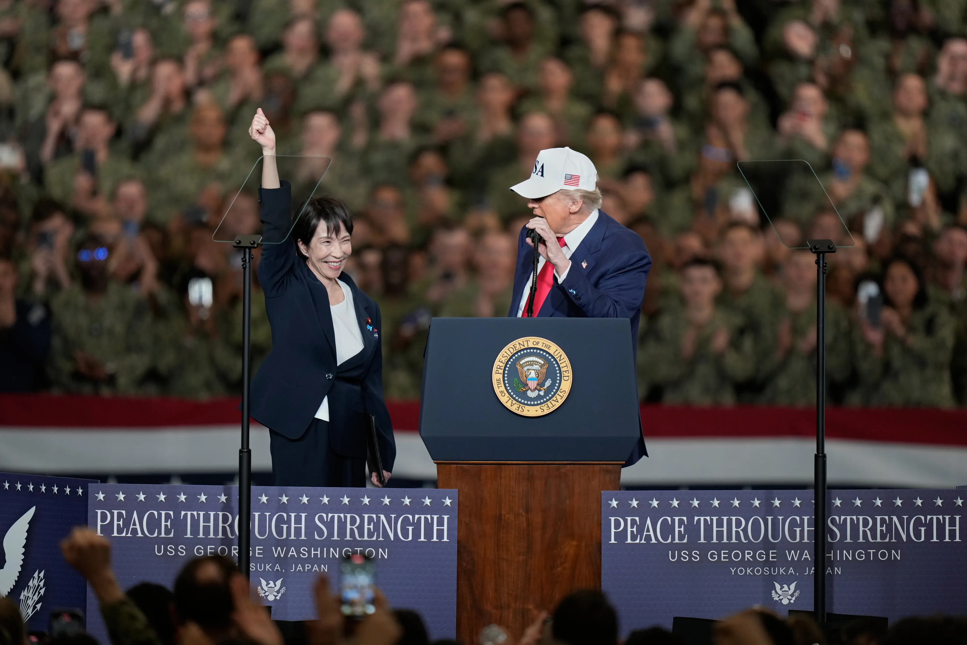 thumbnail - 도널드 트럼프 미국 대통령이 28일(현지시간) 일본 요코스카 미 해군기지 내 핵추진 항공모함 ‘조지워싱턴(USS George Washington)’호에서 연설하는 동안 다카이치 사나에 일본 총리가 한 손을 들어 호응하고 있다. 트럼프 대통령은 이날 미일 동맹을 ‘세계에서 가장 위대한 동맹’이라 강조하며 “우리가 전쟁을 한다면 반드시 이길 것”이라고 말했다. AP 연합뉴스