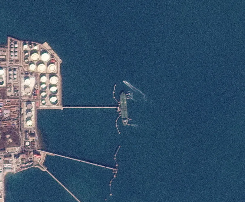 thumbnail - 중국 칭다오의 황다오항에 정박 중인 유조선 ‘유그’(Yug)의 위성사진. 2024년 12월 22일 촬영. © 2025 플래닛랩스 제공 / 로이터 연합뉴스