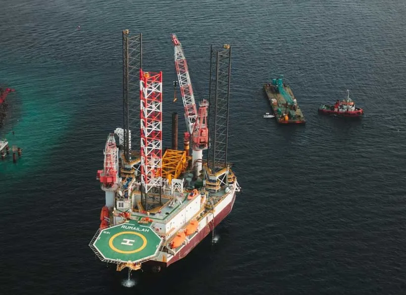 thumbnail - 말레이시아 해역에서 운영 중인 해상 시추 플랫폼 ‘루말란(Rumailah)’과 지원선들이 작업을 수행하고 있다. © 픽셀스