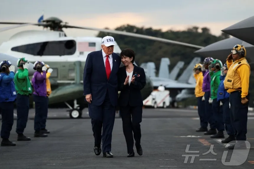 thumbnail - 28일 마린원(미국 대통령 전용 헬기)에 동승해 주일 미군 요코스카 기지에 도착한 도널드 트럼프 미 대통령과 다카이치 사나에 일본 총리. 2025.10.28 뉴스1 로이터