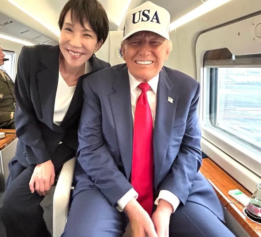 thumbnail - 다카이치 사나에 일본 총리(왼쪽)와 도널드 트럼프 미국 대통령이 트럼프 전용 헬기인 ‘마린원’ 안에서 웃는 얼굴로 사진 촬영을 하고 있다. 엑스 캡처