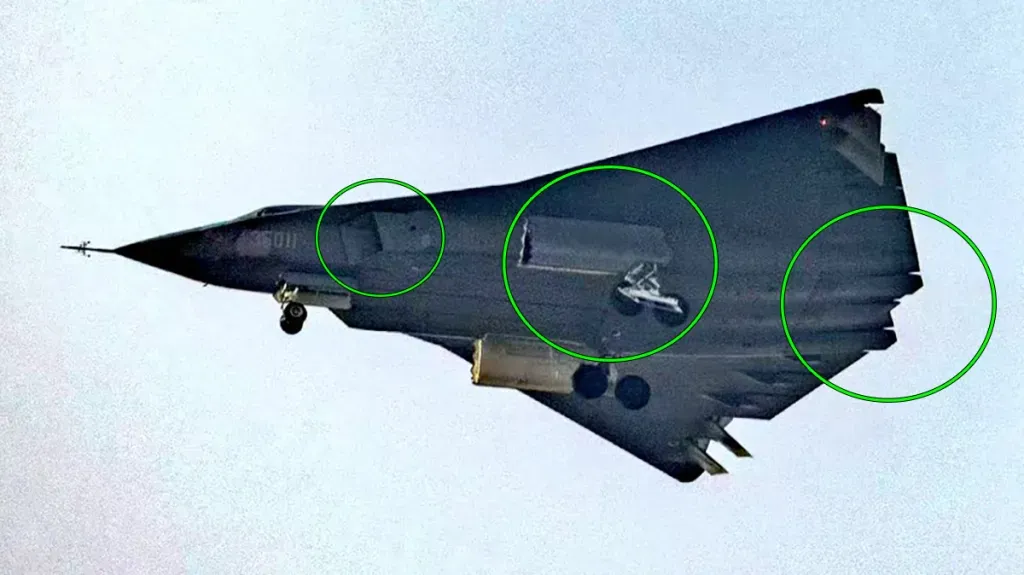 thumbnail - 중국이 지난해 공개한 J-36 첫 번째 시제기의 비행 장면. 원 안은 이번 두 번째 시제기에서 새로 변경된 부위를 미국 군사 전문 매체 워존(TWZ)이 표시한 것이다. 출처=중국 소셜미디어·워존