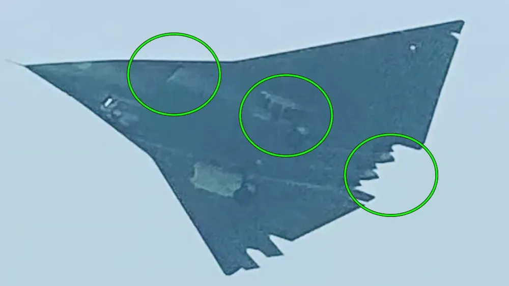 thumbnail - 중국이 최근 시험비행 중인 J-36 두 번째 시제기의 모습. 원 안은 흡기구, 착륙장비, 엔진 노즐 등 새로 변경된 구조 부위를 미국 군사 전문 매체 워존(TWZ)이 표시한 것이다. 출처=중국 소셜미디어·워존