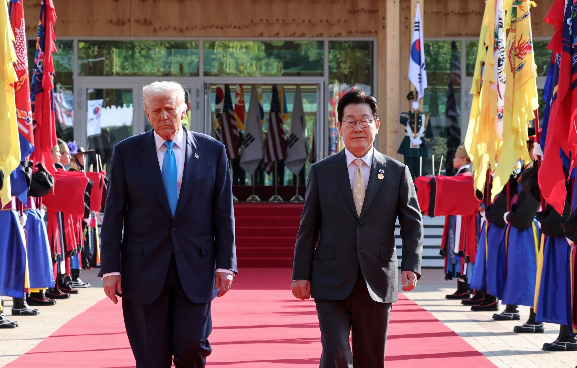 thumbnail - 이재명 대통령과 도널드 트럼프 미국 대통령이 29일 경북 경주박물관에서 정상회담장으로 이동하고 있다. 연합뉴스