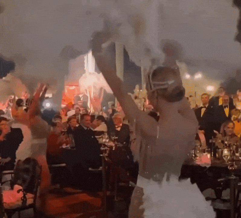 thumbnail - 플로리다 팜비치의 마러라고 리조트에서 열린 핼러윈 파티에서 무용수들이 무대를 꾸미고 있다. 같은 시각 미국 전역에서는 SNAP(식료품 보조금) 지급이 중단돼 수천만 명이 식비 지원을 잃었다. 엑스(X·옛 트위터) 계정 ‘패트리엇테이크스(@PatriotTakes)’ 영상 갈무리