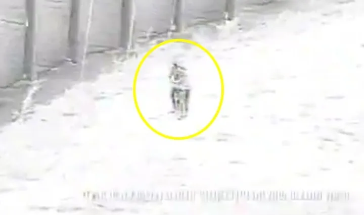 thumbnail - 화염병을 던지는 팔레스타인 두 청소년 모습. 영상 캡처