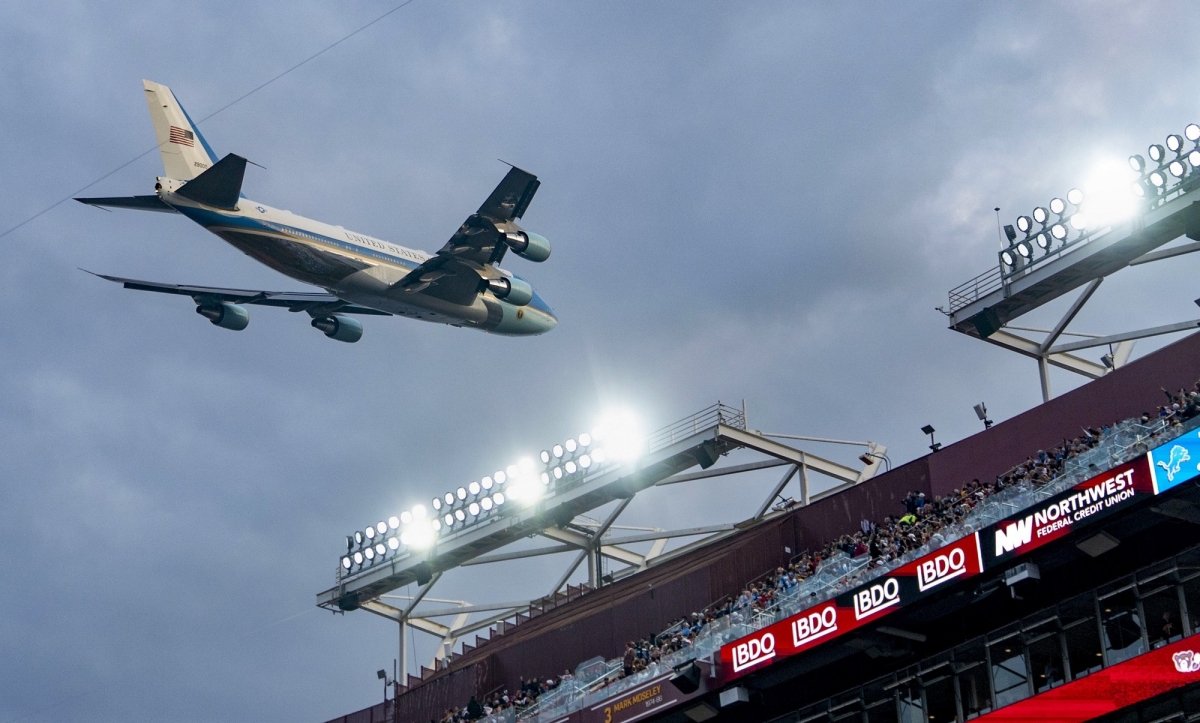 thumbnail - [포착] “나 도착했다”…트럼프, 에어포스원 타고 NFL 경기장 저공비행 (영상)