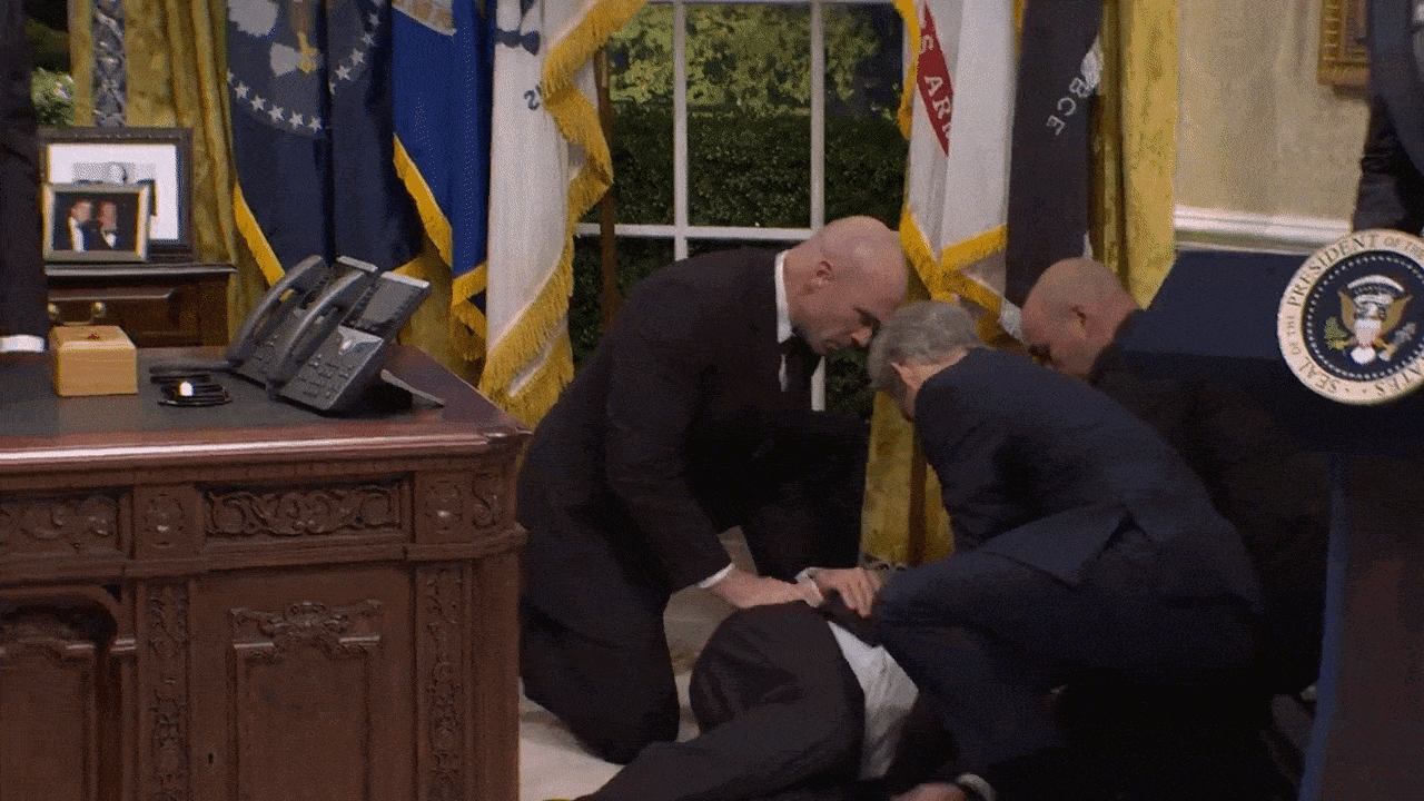 thumbnail - NBC ‘새터데이 나이트 라이브’(SNL)가 공개한 패러디 영상에서 ‘백악관 실신 장면’ 속 트럼프 대통령이 정면을 응시하며 반응하는 순간을 재현하고 있다. 실제 장면을 풍자한 이 영상은 “약값 인하 발표 중 참석자 쓰러짐” 에피소드를 희화화하며 화제를 모았다.
NBC ‘SNL’ 엑스(X) 영상 캡처