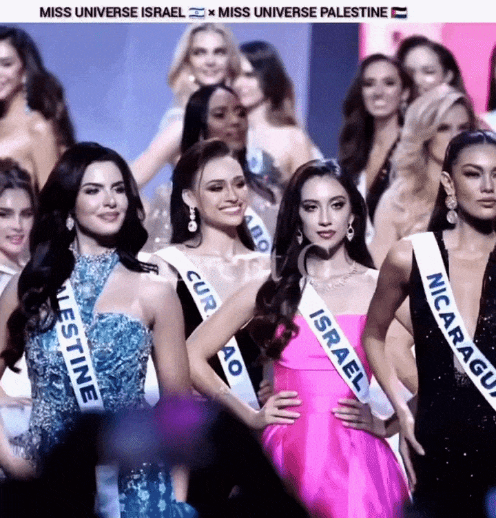 thumbnail - 태국 방콕에서 열린 미스 유니버스 예선 무대에서 이스라엘 대표가 팔레스타인 대표 옆을 바라보는 장면. 짧은 순간의 시선이 온라인에서 ‘눈빛 논란’으로 번졌다. 엑스 캡처