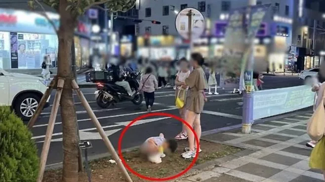 thumbnail - 제주시 연동의 한 길거리에서 중국인 관광객으로 추정되는 남자아이가 화단에 용변을 보는 모습