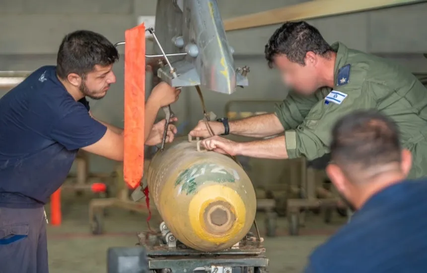 thumbnail - 이스라엘 공군 정비 인력이 전투기에 폭탄을 장착하는 모습. 이스라엘 공군은 지난 12일 이 장면을 소셜미디어 엑스(X)에 공개했다.