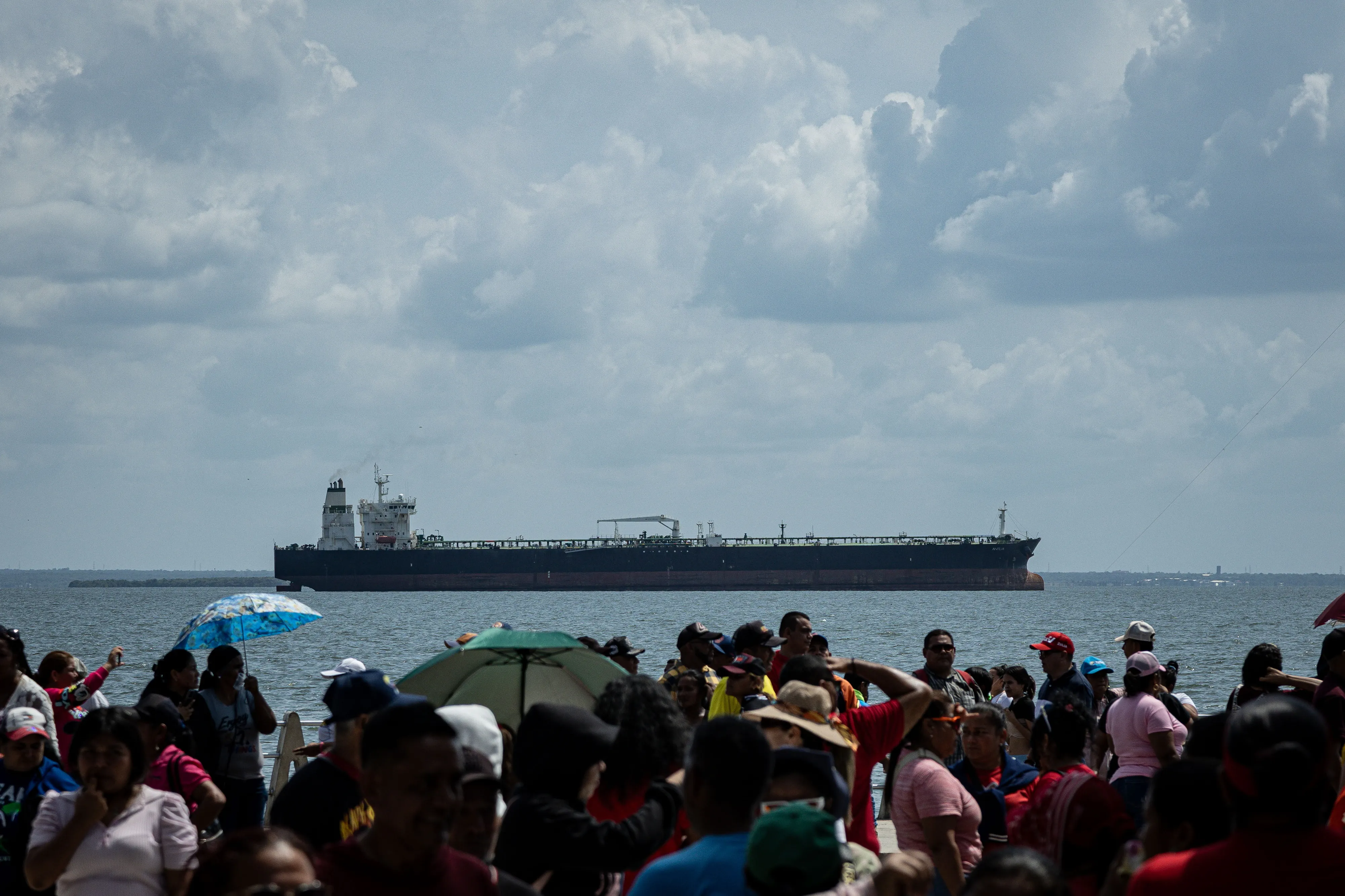 thumbnail - 베네수엘라 마라카이보에서 15일(현지시간) 볼리바르 기층위원회(CBBI) 선서식에 주민들이 참여하고 있다. 미국의 ‘서던 스피어’ 작전 발표 이후 미·베네수엘라 간 긴장이 고조되자 마두로 대통령과 차베스주의 지도부는 전국에서 대중 동원 활동을 강화하고 있다. EPA 연합뉴스