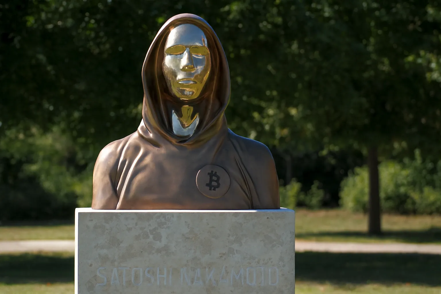 thumbnail - 헝가리 부다페스트 그래피소프트 공원에 세워진 사토시 나카모토 흉상. 청동과 알루미늄 합금으로 제작된 이 조각상은 2021년 9월 16일 헝가리 크립토 아카데미의 주도로 제막됐다. Fekist, CC BY-SA 4.0, 위키미디어 커먼즈.