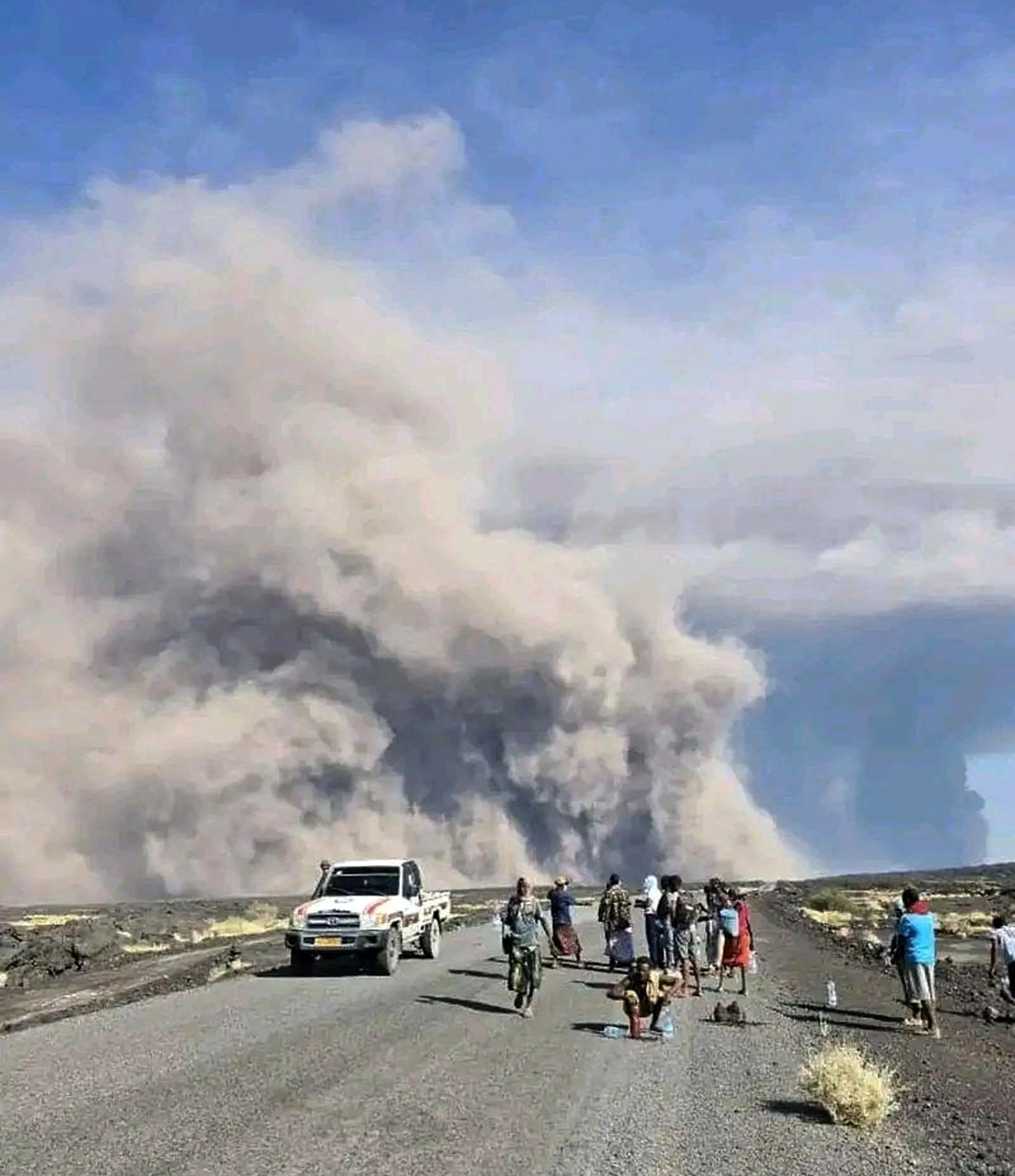 thumbnail - 지난 23일 분화한 하일리 구비 화산과 이를 지켜보는 주민들. AP 연합뉴스