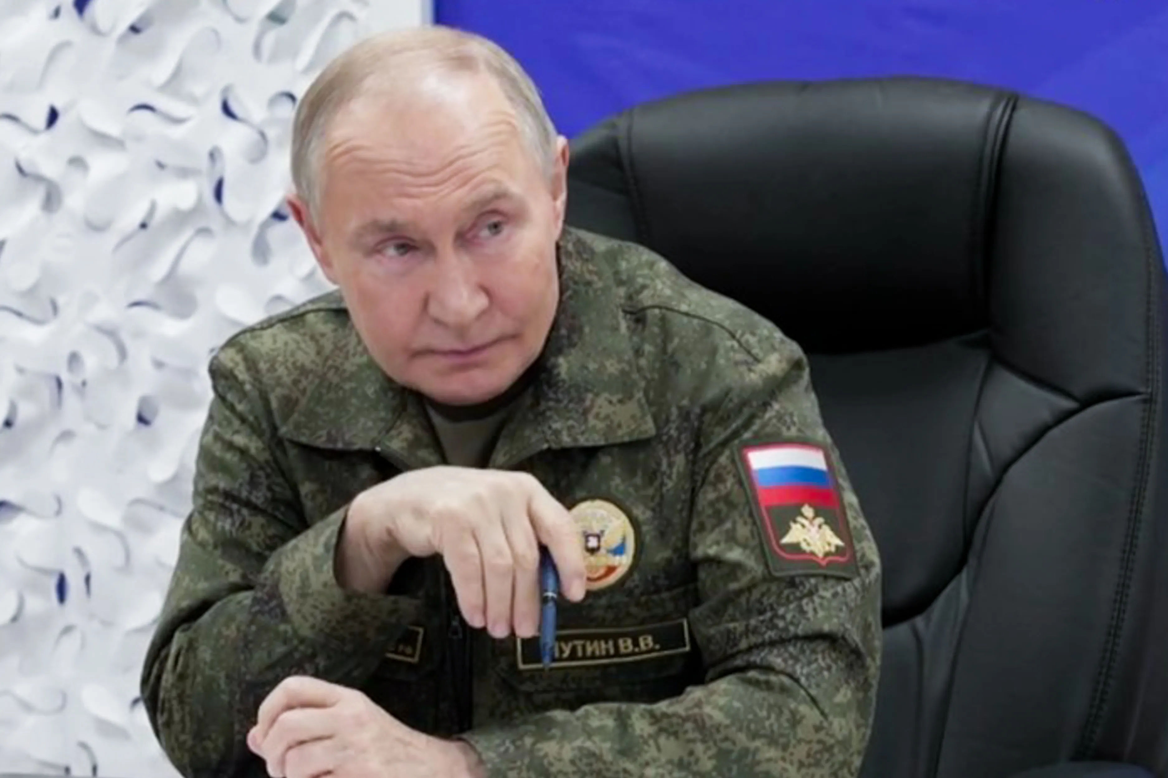 thumbnail - 블라디미르 푸틴 러시아 대통령이 11월 20일(현지시간) 러시아 서부군집단 지휘본부에서 열린 회의에 화상으로 참석하고 있다. 크렘린궁 보도화면 캡처·타스 연합뉴스