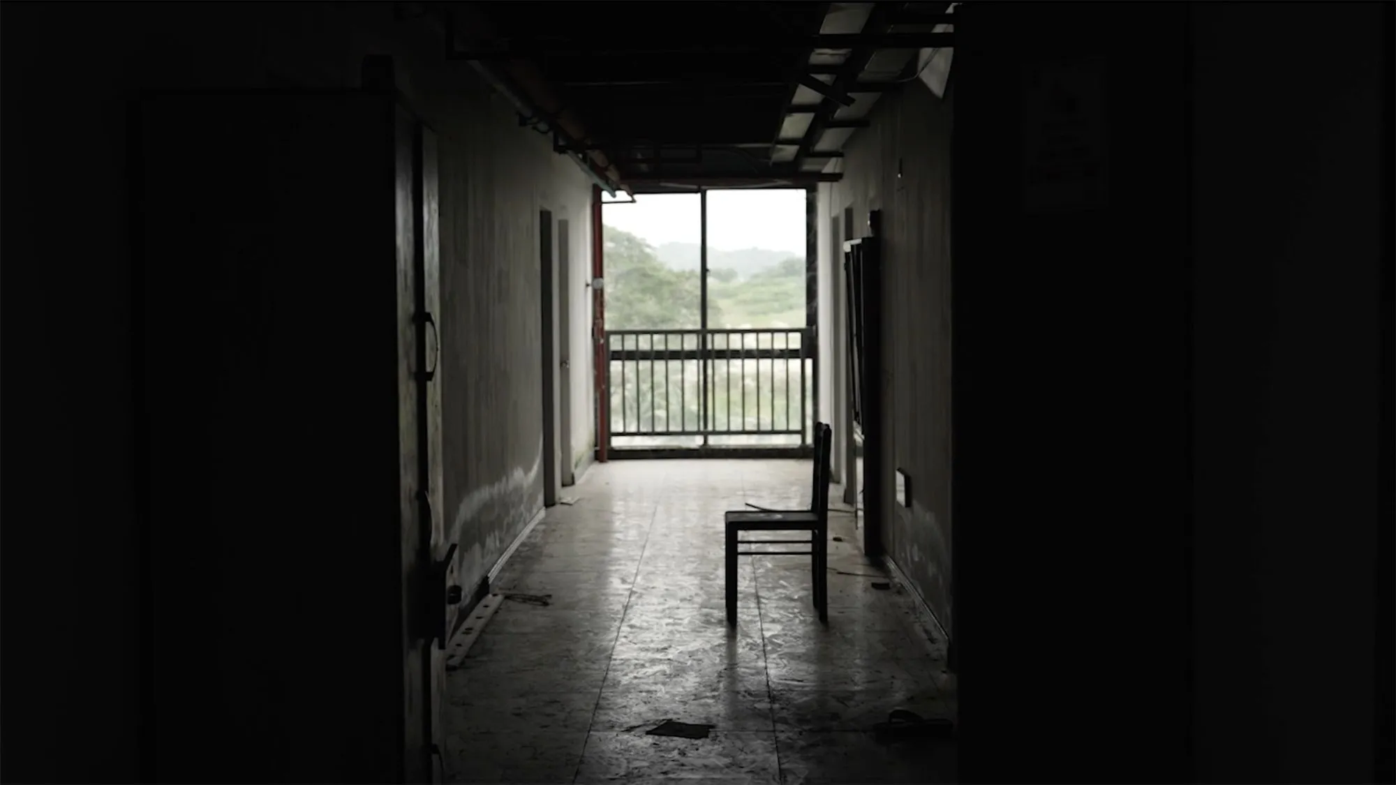 thumbnail - 필리핀 북부의 한 폐쇄된 사기단 본거지 내부. 이곳에는 한때 5000명이 넘는 인신매매 피해자들이 감금돼 강제로 사기 행각에 동원됐다고 CNN은 전했다. 출처=CNN