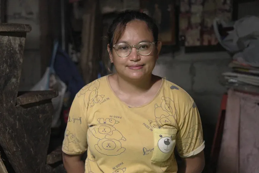 thumbnail - 캄보디아의 한 사기단 본거지에서 강제로 전화 사기에 동원됐다가 구조된 필리핀 여성 카시(가명). 그는 여전히 빚과 트라우마에 시달리고 있다. 출처=CNN