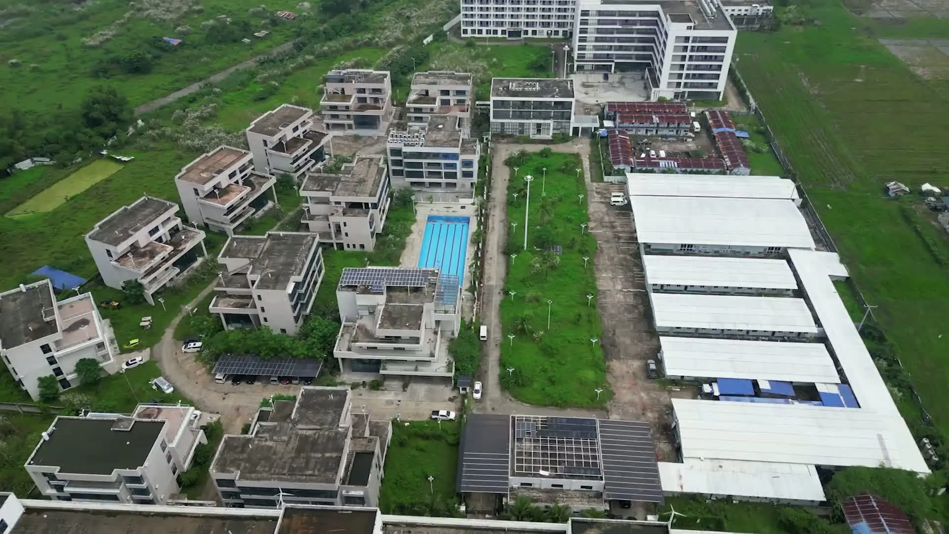 thumbnail - 필리핀 북부에 위치한 대규모 사기단 본거지 전경. 근로자들이 갇혀 일하던 사무실과 기숙사 옆에는 보스가 거주하던 호화 빌라와 수영장이 함께 있었다. 출처=CNN