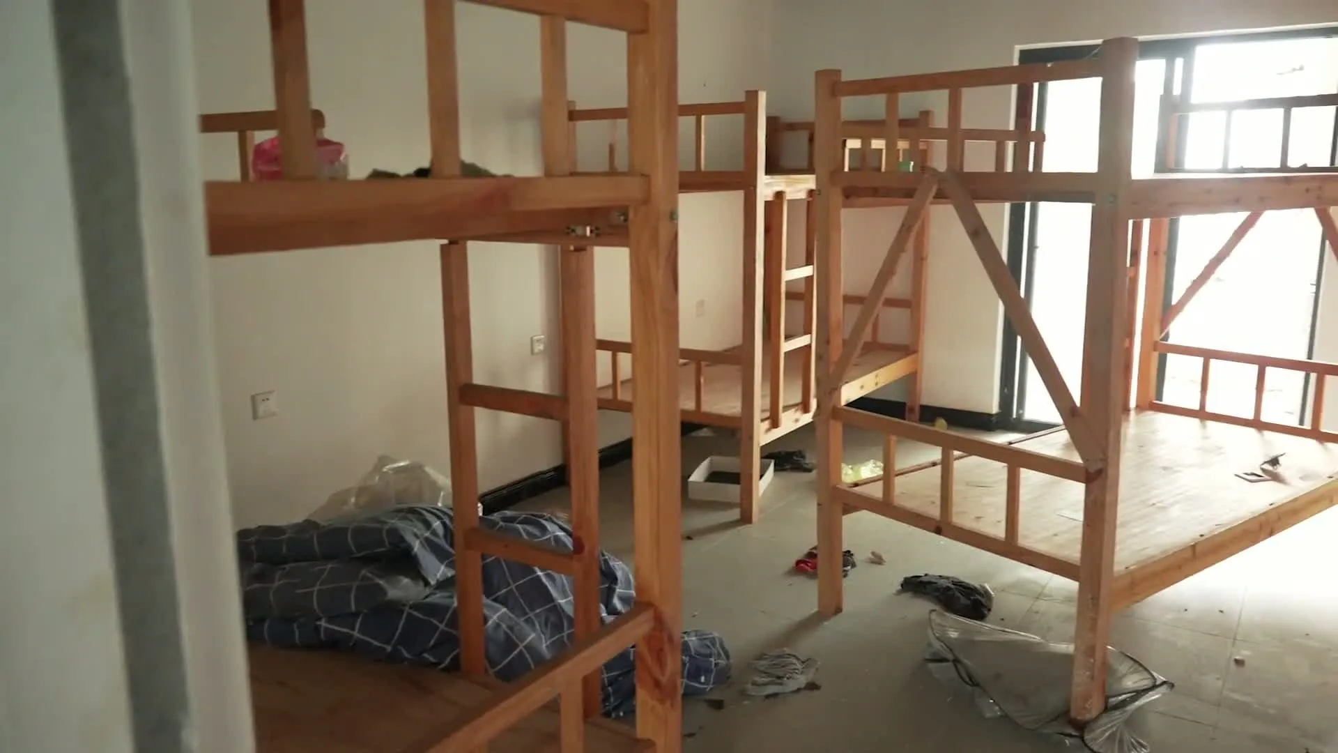 thumbnail - 필리핀 북부의 사기단 기숙사 내부. 피해자들은 이곳에 감금된 채 온라인을 통해 피해자들을 속이는 범죄 행위에 동원됐다. 출처=CNN