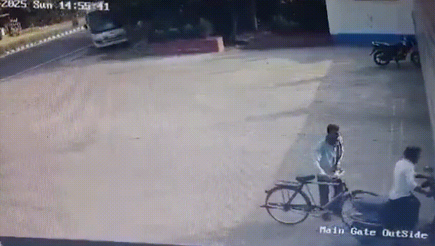 thumbnail - 인도의 한 도로에서 통제불능 상태의 버스가 자전거 운전자를 불과 몇 센티미터 차이로 스쳐 지나가는 아찔한 장면이 포착됐다. 엑스 캡처