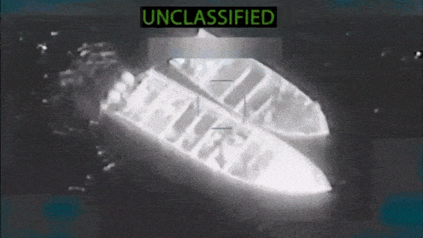 thumbnail - 미 전쟁부가 공개한 영상에서 미군이 태평양 동부 해상에서 마약 밀수 조직이 운용한 선박을 정밀 타격하고 있다. 피트 헤그세스 전쟁부 장관은 “트럼프 대통령의 지시에 따른 작전”이라고 밝혔다. 출처=피트 헤그세스 엑스