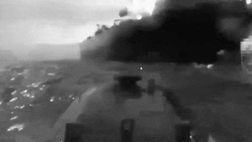 thumbnail - 우크라이나 보안국(SBU)이 공개한 흑해 작전 영상. 해상드론 ‘시 베이비’가 러시아 ‘그림자 선단’ 소속 유조선 카이로스호와 비라트호를 타격하는 장면이 담겼다. 텔레그램 채널 ‘Operativno ZSU’ 갈무리