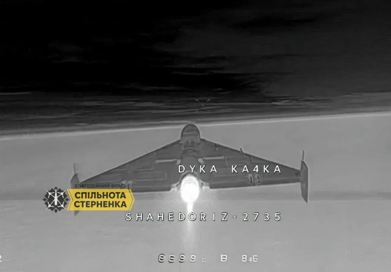 thumbnail - 우크라이나 스팅 요격 드론이 러시아의 제트 추진 자폭드론 ‘샤헤드-238’을 추적하는 장면. 적외선 카메라 영상으로 포착된 모습으로 기체 후미의 제트 엔진 화염이 선명히 보인다. 사진=스테르넨코 재단