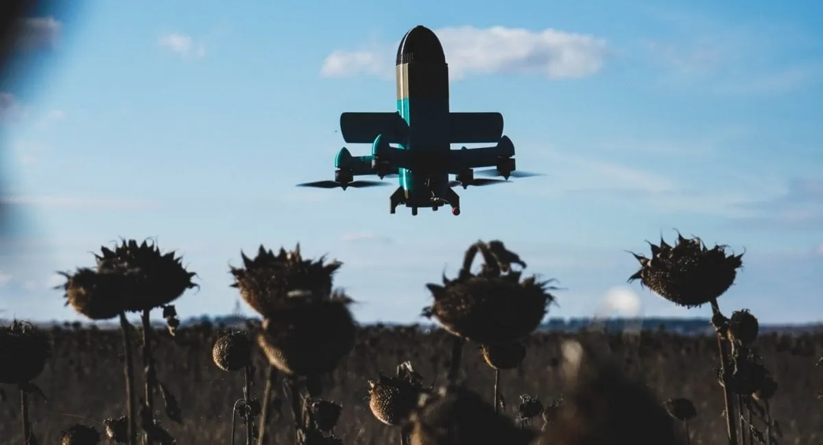 thumbnail - 우크라이나가 개발한 ‘스팅 요격 드론이 이륙하는 모습. 이 무인기는 적 드론을 공중에서 직접 충돌해 격추하도록 설계된 FPV형 요격 체계다.