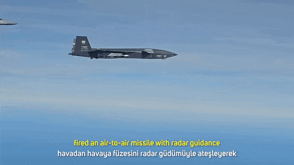 thumbnail - 튀르키예 전투기급 무인전투기 ‘크즐엘마’가 흑해 상공에서 공대공 미사일을 발사하고 목표를 명중시키는 순간을 포착한 장면. 바이카르 유튜브