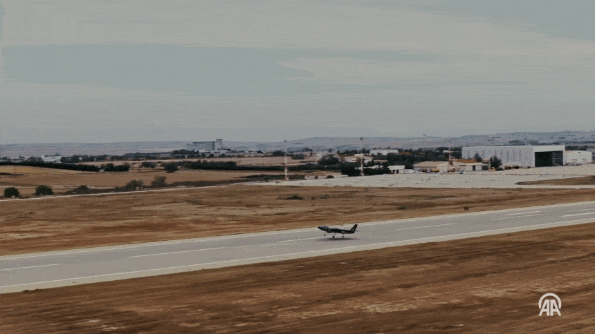 thumbnail - 무인전투기 크즐엘마가 외부 장착대에 톨룬 폭탄을 매단 채 시험 비행에 나서고 있다. 바이카르 엑스