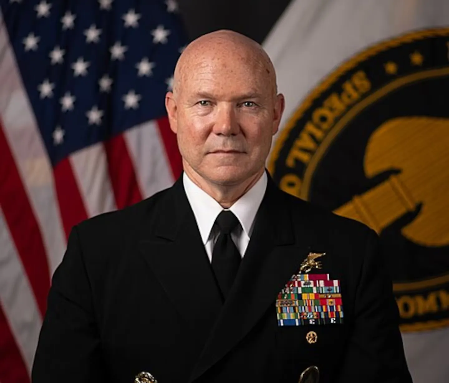 thumbnail - 미국 프랭크 브래들리 해군 제독이 공식 초상 사진 촬영 중 포즈를 취하고 있다. 그는 올해 초 ‘마약운반선 격침’ 작전을 지휘한 것으로 알려졌다. 미 해군 제공