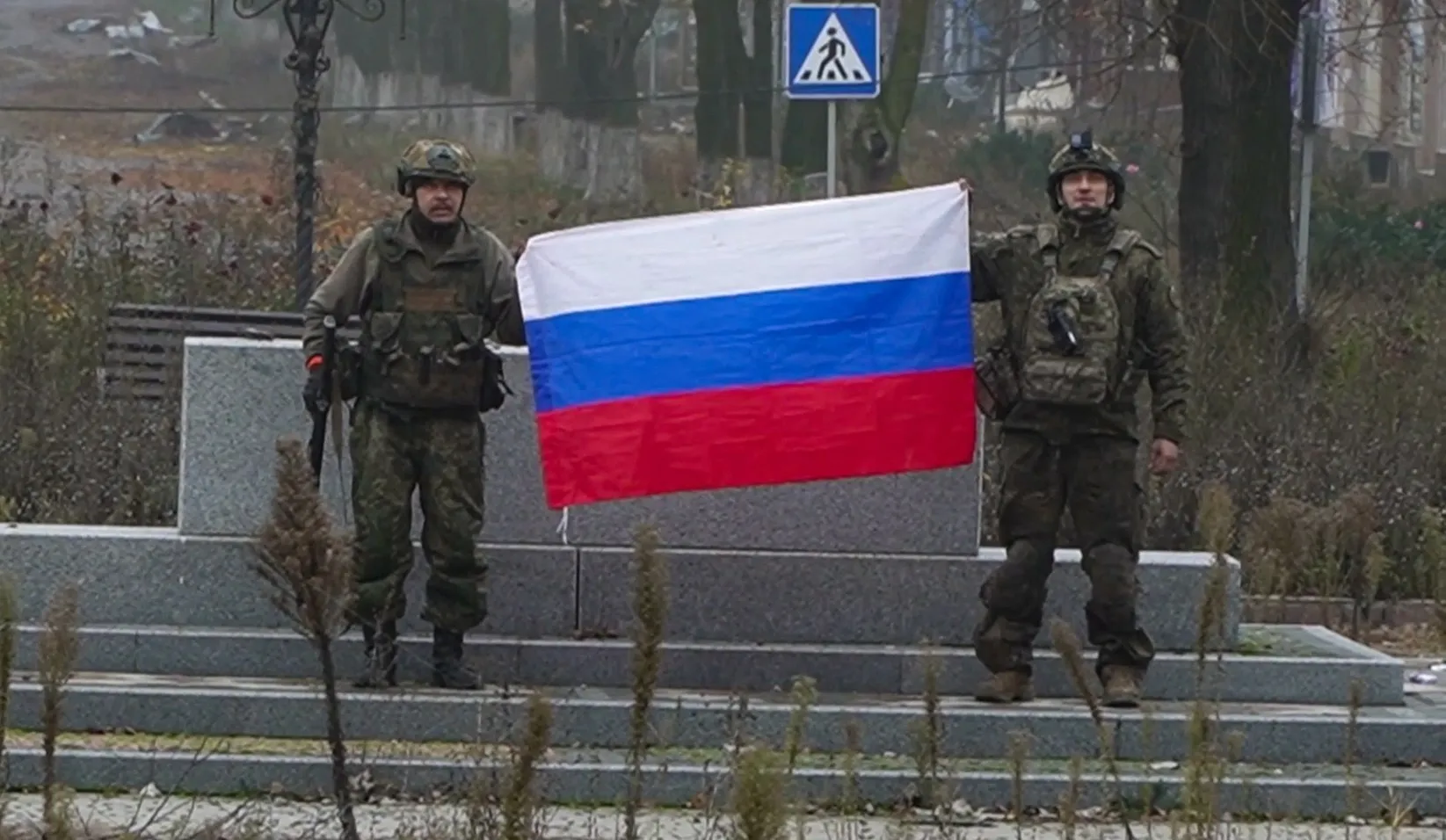 thumbnail - 지난 1일 러시아 군인들이 포크로우스크 도심에서 러시아 깃발을 들고 있다. 러시아 국방부 제공