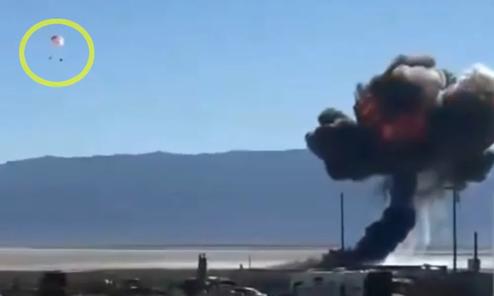 thumbnail - 미 공군 썬더버드 소속 F-16C 전투기가 캘리포니아 트로나 공항 인근에서 폭발 직전 추락하는 순간. 노란색 원 안에는 낙하산을 펼치며 탈출하는 조종사의 모습이 포착됐다. 출처=엑스
