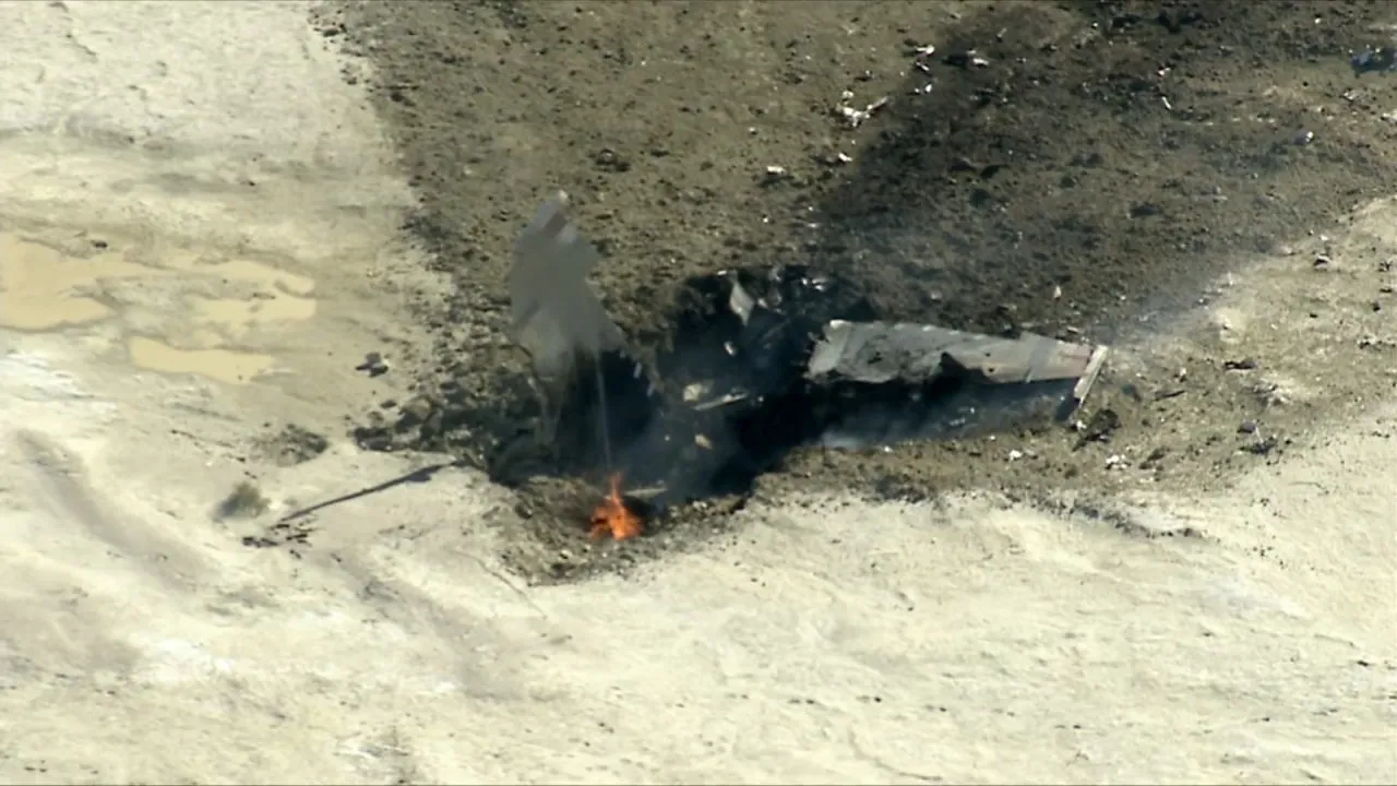 thumbnail - 미국 캘리포니아 샌버나디노 카운티 트로나 인근 사막에 남은 F-16 추락 흔적과 잔해. 작은 불길이 계속 타오르는 모습이 상공 촬영 화면에 잡혔다. 출처=KABC