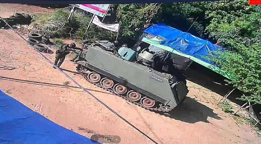 thumbnail - [포착] 캄보디아 영토로 진군…태국군, 전차 앞세워 국경 넘어 공격