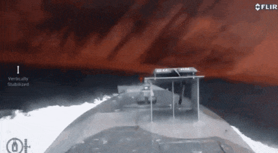 thumbnail - 러시아로 향하던 유조선이 우크라이나 해상 드론 공격을 받고 불에 타는 모습. 우크라이나군 제공