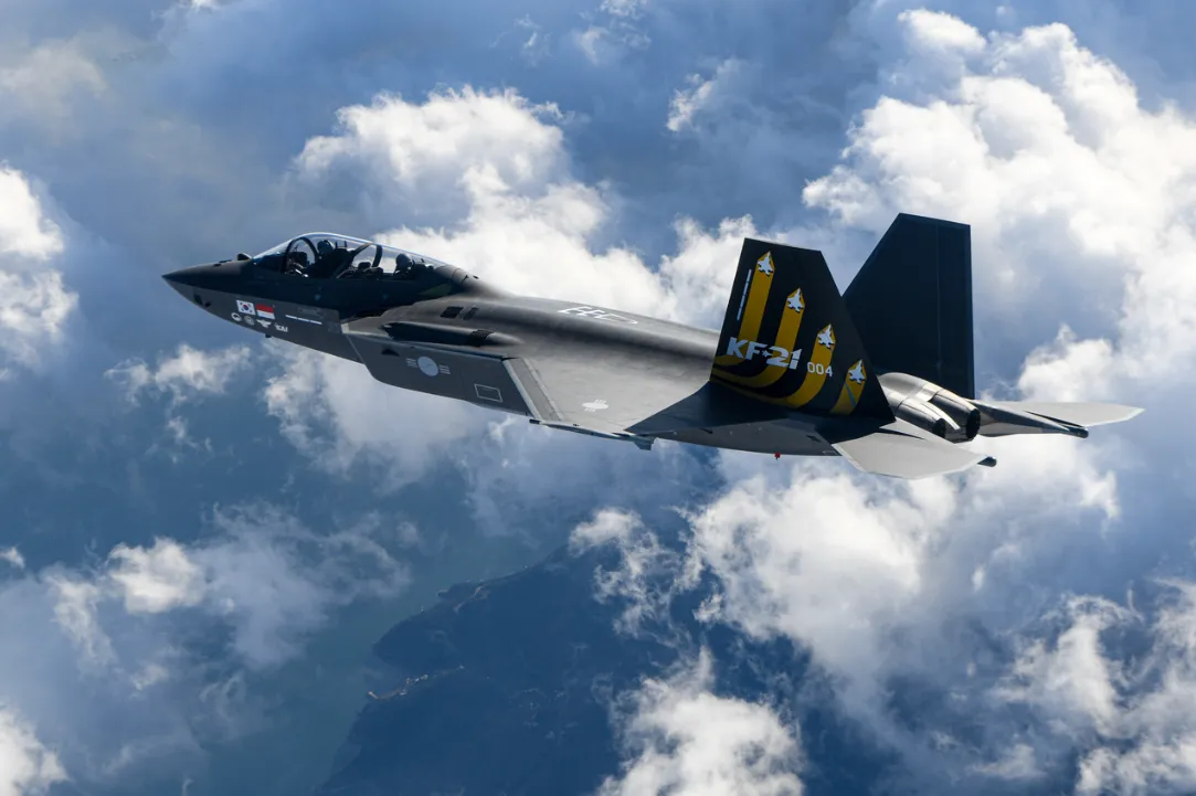 thumbnail - 한국형 전투기 KF-21이 고고도에서 시험 비행을 하고 있다. KF-21은 폴란드 공군의 차기 전투기 후보로 거론되고 있다. KAI 제공