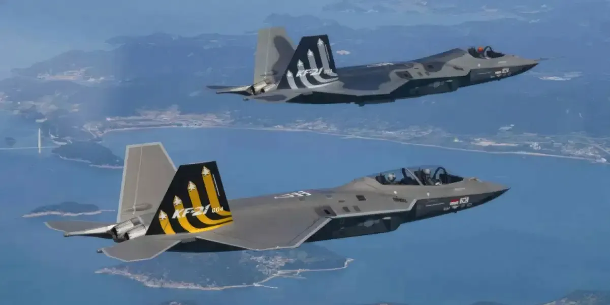 thumbnail - 한국형 전투기 KF-21 시제기들이 편대 비행을 하고 있다. KF-21은 다수 기체 운용을 전제로 한 비용 대비 전력 효율 측면에서 차기 전투기 후보로 거론되고 있다. KAI 제공