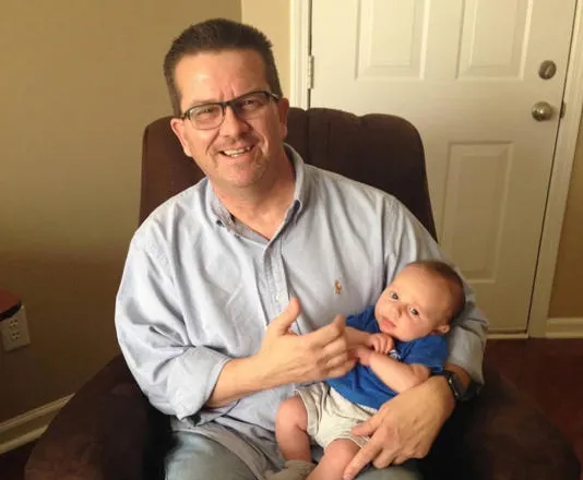 thumbnail - 항공기 조종사였던 제임스 안더버그가 사망 한 달 전 첫 손자를 안고 있는 모습. 유족은 그가 비행 중 기내 ‘유증기 유입 사고’ 이후 의식을 잃을 뻔한 경험을 한 뒤 건강이 급격히 악화됐고, 약 50일 뒤 심장 이상으로 숨졌다고 주장하고 있다. 에린 잭슨 제공