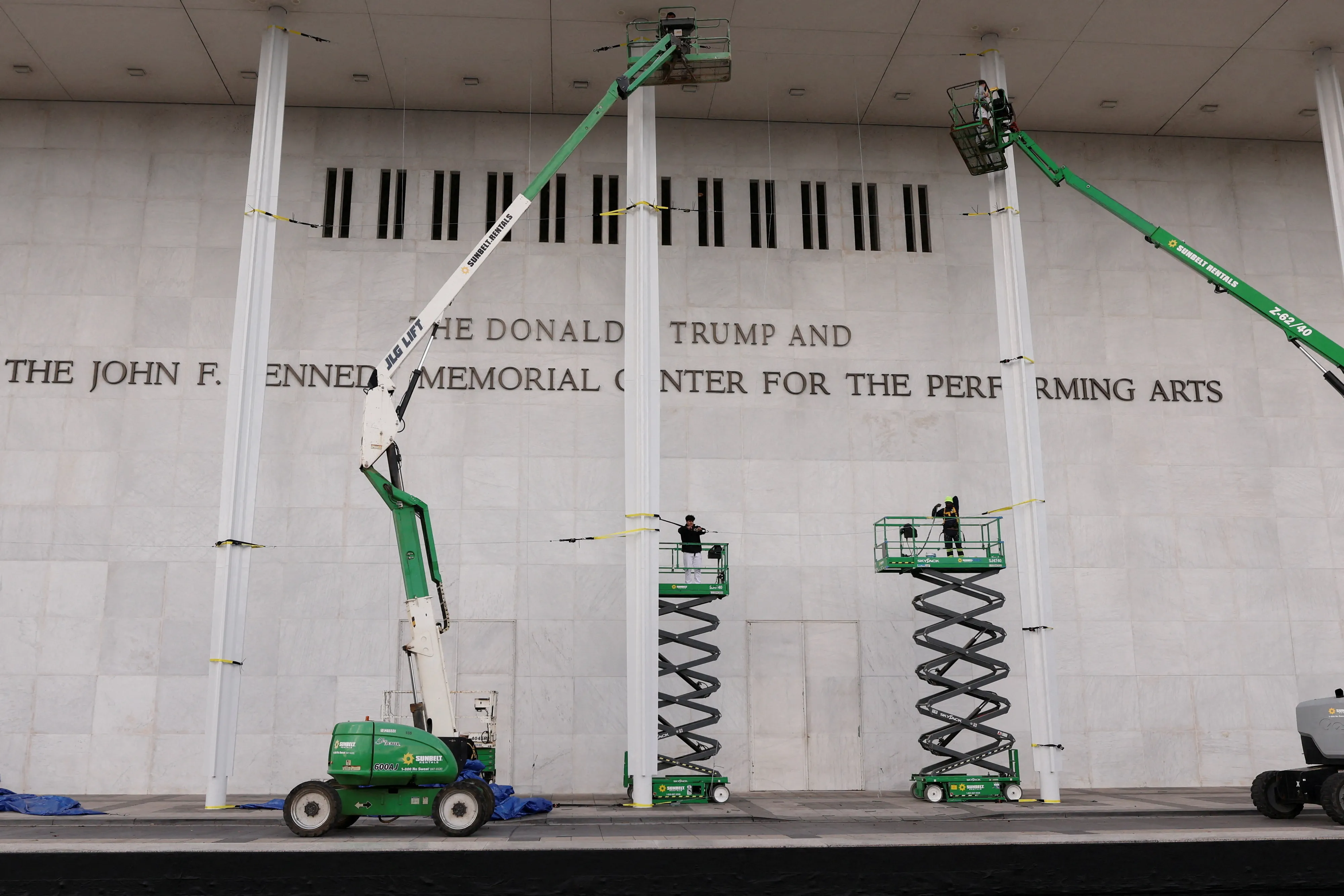 thumbnail - 미국 워싱턴DC의 존 F. 케네디 공연예술센터 외벽에서 작업자들이 도널드 트럼프 미국 대통령의 이름이 새로 추가된 간판을 설치하고 있다. 케네디센터 이사회는 전날 기관 명칭을 ‘도널드 J. 트럼프·존 F. 케네디 기념 공연예술센터’로 변경하기로 결정했다. 2025년 12월 19일. 로이터 연합뉴스