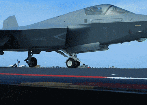 thumbnail - 중국 항공모함 ‘푸젠함’의 함재기가 전자기식 캐터펄트를 사용해 이륙하고 있다.