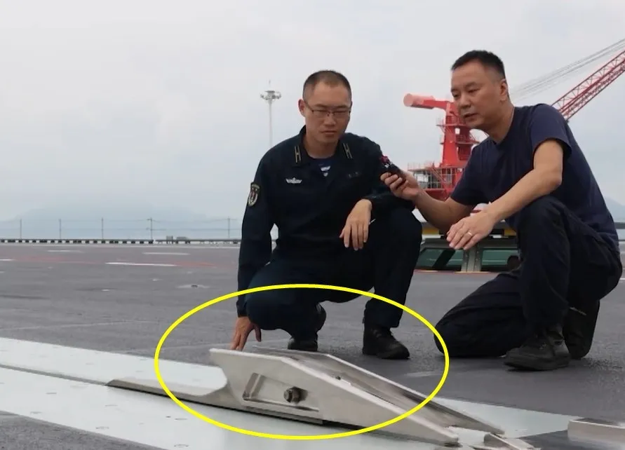 thumbnail - 중국 항공모함 ‘푸젠함’에 탑재된 전자기식 캐터펄트. 영상 캡처