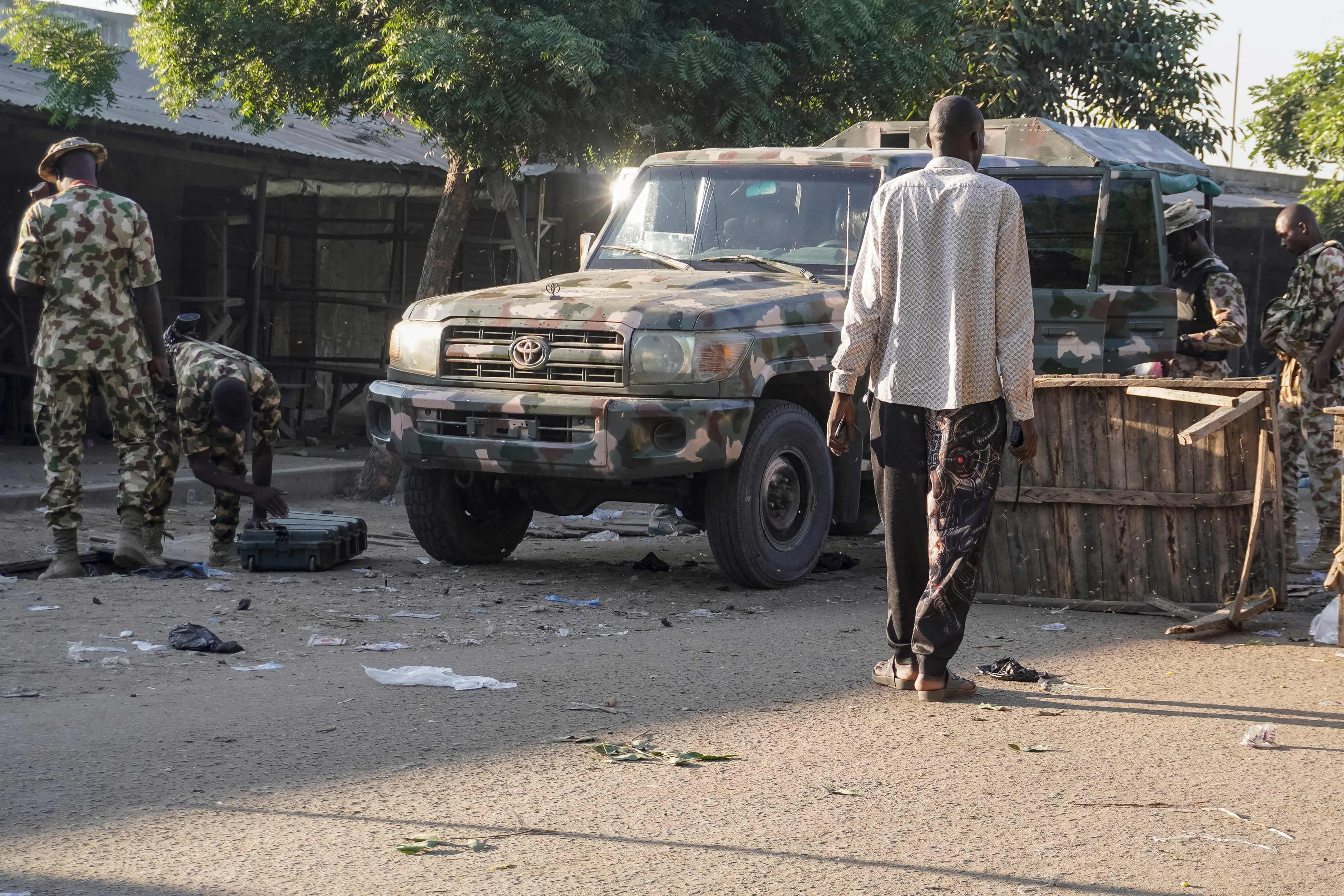 thumbnail - 나이지리아 북동부 마이두구리의 감보루 시장에 있는 모스크에서 발생한 폭발 현장을 군 병력이 25일(현지시간) 점검하고 있다. 전날 이 모스크에서 발생한 폭발로 예배객 최소 7명이 숨졌다고 목격자와 보안 소식통이 전했다. AFP 연합뉴스