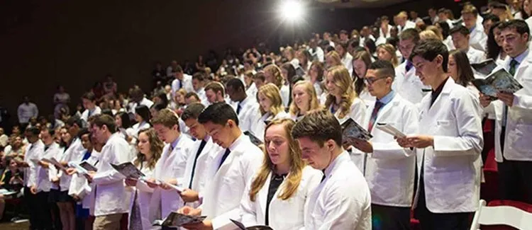 thumbnail - 미국 뉴욕의 마운트 시나이 이칸 의과대학에서 열린 백의식에서 의과대학 신입생들이 선서를 하고 있다.  출처=마운트 시나이 이칸 의과대학