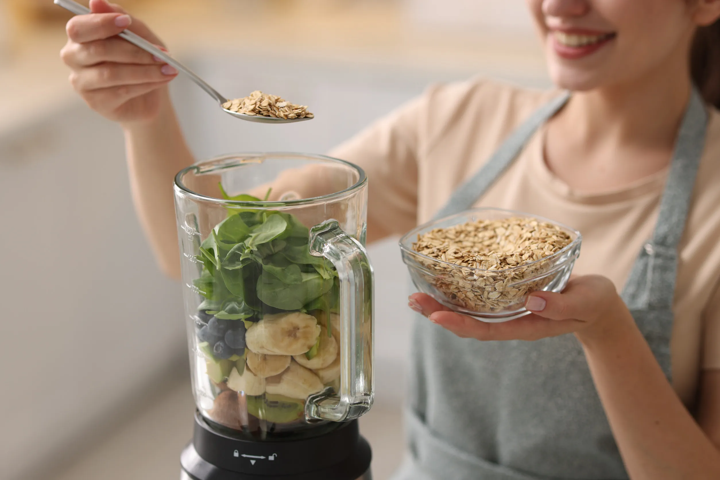 thumbnail - 통곡물과 채소 등을 활용한 식습관 장면. 연구는 식품의 가공 정도와 탄수화물의 ‘질’이 건강한 노화와 연관될 수 있음을 시사했다. 123rf