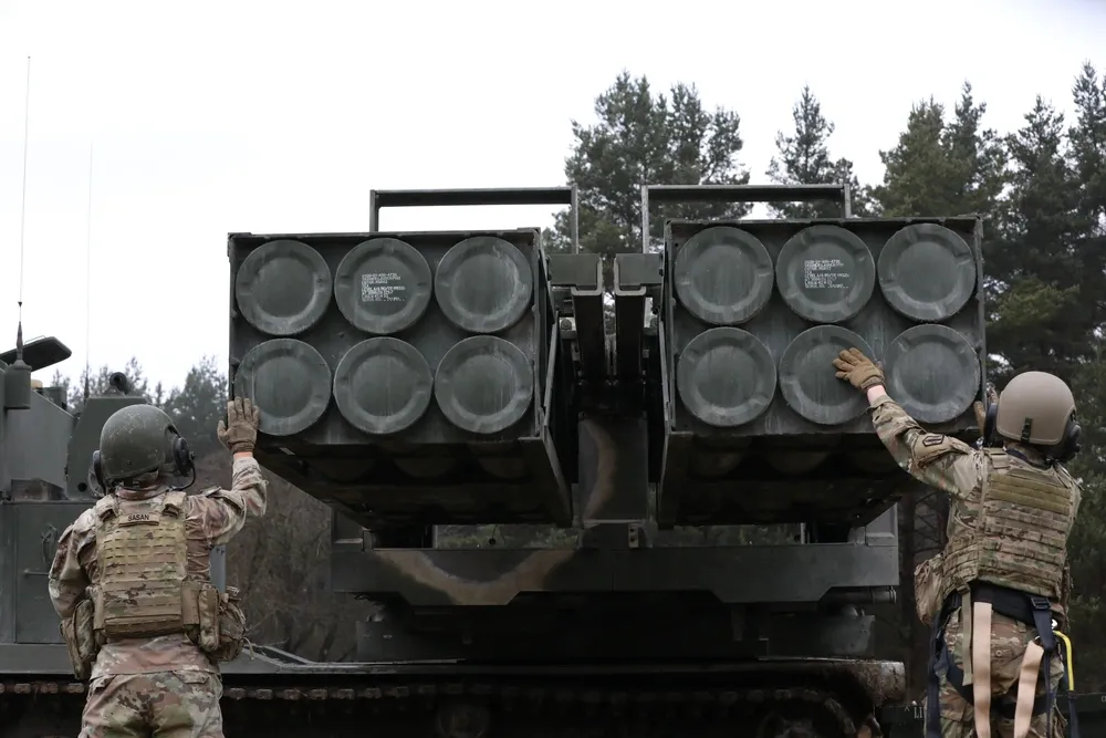 thumbnail - 독일 바이에른주 그라펜뵈어 훈련장에서 미 육군 제41야전포병여단 소속 장병들이 최신형 M270A2 다연장로켓포(MLRS)의 탄약 적재·해체 훈련을 하고 있다. 한 발사대당 최대 12발의 로켓을 운용하는 구조를 보여주는 장면으로, M270A2의 대량 화력 운용 능력을 설명하는 자료 사진이다. 미 육군 제공