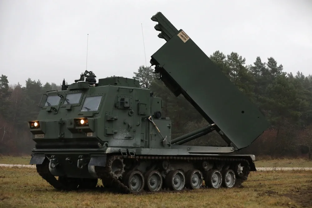 thumbnail - 독일 바이에른주 그라펜뵈어 훈련장에서 미 육군 제41야전포병여단이 최신형 M270A2 다연장로켓포(MLRS)로 모의 사격 훈련을 실시하고 있다. 발사대를 들어 올린 상태에서 사격 절차와 운용 능력을 점검하는 장면으로, M270A2의 전방 화력 운용 개념을 보여주는 자료 사진이다. 미 육군 제공